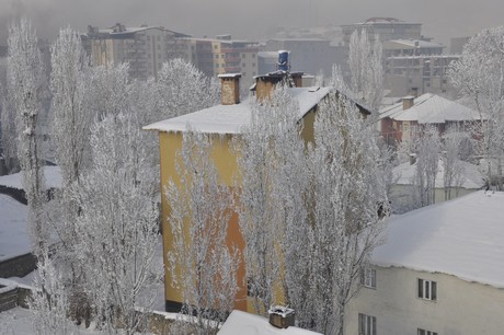 Yüksekova'da dünden beri yağan kar yağşı hayatı felç etti.