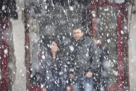 Yüksekova'da dünden beri yağan kar yağşı hayatı felç etti.