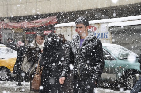 Yüksekova'da dünden beri yağan kar yağşı hayatı felç etti.