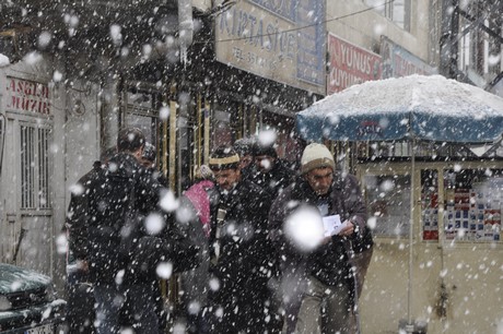 Yüksekova'da dünden beri yağan kar yağşı hayatı felç etti.