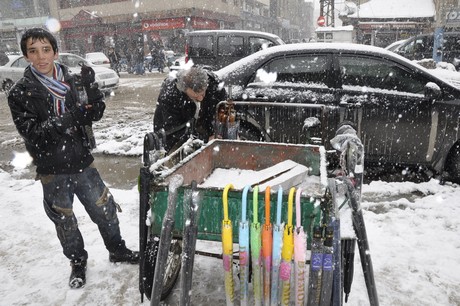 Yüksekova'da dünden beri yağan kar yağşı hayatı felç etti.