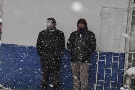 Yüksekova'da dünden beri yağan kar yağşı hayatı felç etti.