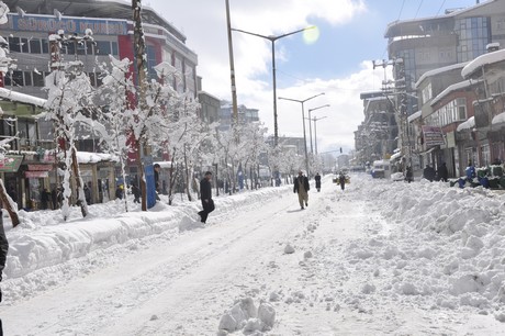 Yüksekova'da üç gündür aralıklarla yağan kar yağışı hayatı felç etti. 