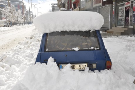 Yüksekova'da üç gündür aralıklarla yağan kar yağışı hayatı felç etti. 