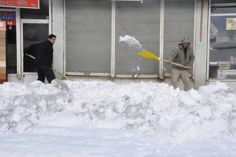 Yüksekova'da üç gündür aralıklarla yağan kar yağışı hayatı felç etti. 