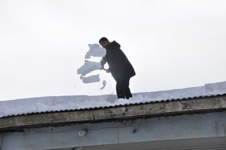 Yüksekova'da üç gündür aralıklarla yağan kar yağışı hayatı felç etti. 
