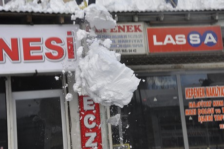 Yüksekova'da üç gündür aralıklarla yağan kar yağışı hayatı felç etti. 