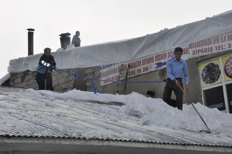Yüksekova'da üç gündür aralıklarla yağan kar yağışı hayatı felç etti. 
