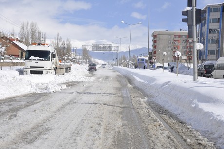 Yüksekova'da üç gündür aralıklarla yağan kar yağışı hayatı felç etti. 