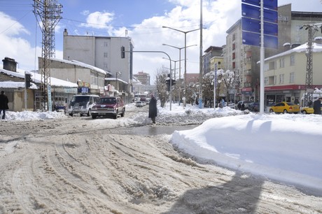 Yüksekova'da üç gündür aralıklarla yağan kar yağışı hayatı felç etti. 