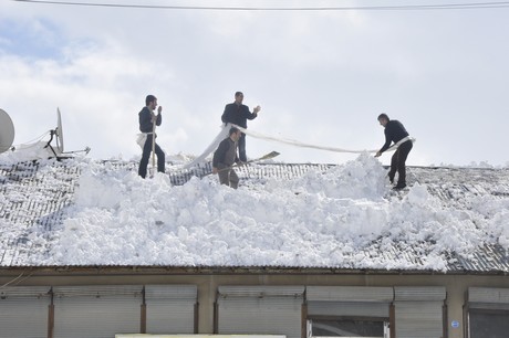 Yüksekova'da üç gündür aralıklarla yağan kar yağışı hayatı felç etti. 
