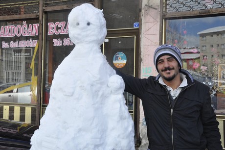 Yüksekova'da üç gündür aralıklarla yağan kar yağışı hayatı felç etti. 