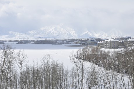 Yüksekova'da üç gündür aralıklarla yağan kar yağışı hayatı felç etti. 