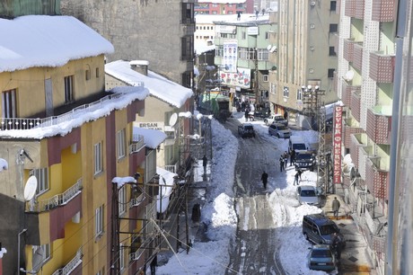 Yüksekova'da üç gündür aralıklarla yağan kar yağışı hayatı felç etti. 