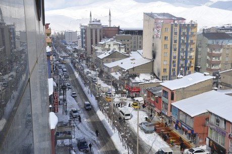 Yüksekova'da üç gündür aralıklarla yağan kar yağışı hayatı felç etti. 