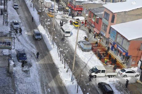 Yüksekova'da üç gündür aralıklarla yağan kar yağışı hayatı felç etti. 