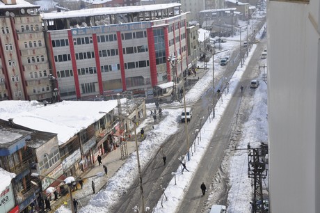 Yüksekova'da üç gündür aralıklarla yağan kar yağışı hayatı felç etti. 