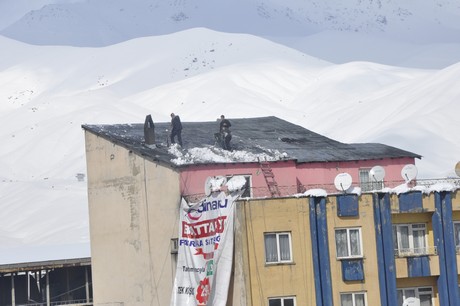 Yüksekova'da üç gündür aralıklarla yağan kar yağışı hayatı felç etti. 