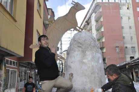 Yüksekova'da üç gündür aralıklarla yağan kar yağışı hayatı felç etti. 