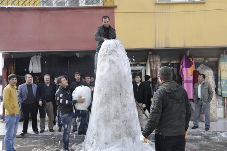 Yüksekova'da üç gündür aralıklarla yağan kar yağışı hayatı felç etti. 