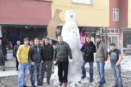 Yüksekova'da üç gündür aralıklarla yağan kar yağışı hayatı felç etti. 