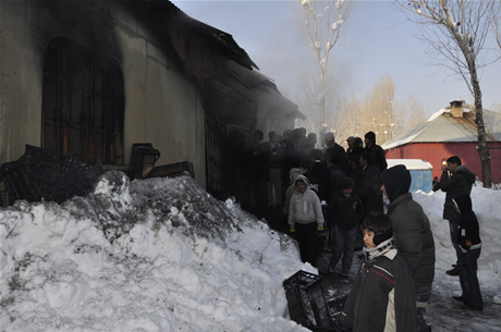 Hakkarinin Yüksekova İlçesinde bir evin mutfağında piknik tüpünün patlaması sonucu çıkan yangında 5  kişi çeşitli yerlerinden yaralandı. 