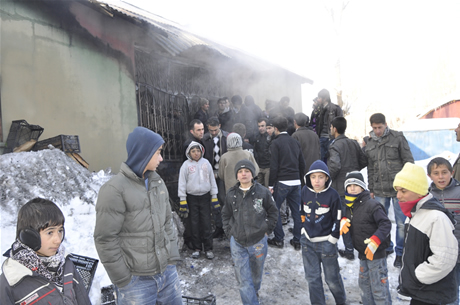 Hakkarinin Yüksekova İlçesinde bir evin mutfağında piknik tüpünün patlaması sonucu çıkan yangında 5  kişi çeşitli yerlerinden yaralandı. 