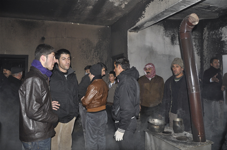 Hakkarinin Yüksekova İlçesinde bir evin mutfağında piknik tüpünün patlaması sonucu çıkan yangında 5  kişi çeşitli yerlerinden yaralandı. 