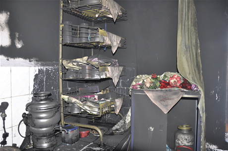 Hakkarinin Yüksekova İlçesinde bir evin mutfağında piknik tüpünün patlaması sonucu çıkan yangında 5  kişi çeşitli yerlerinden yaralandı. 