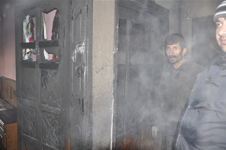 Hakkarinin Yüksekova İlçesinde bir evin mutfağında piknik tüpünün patlaması sonucu çıkan yangında 5  kişi çeşitli yerlerinden yaralandı. 