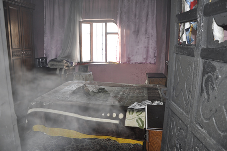 Hakkarinin Yüksekova İlçesinde bir evin mutfağında piknik tüpünün patlaması sonucu çıkan yangında 5  kişi çeşitli yerlerinden yaralandı. 