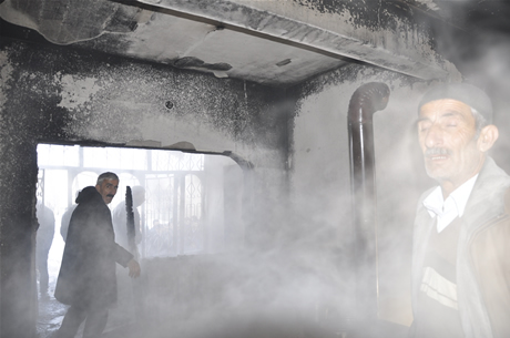 Hakkarinin Yüksekova İlçesinde bir evin mutfağında piknik tüpünün patlaması sonucu çıkan yangında 5  kişi çeşitli yerlerinden yaralandı. 