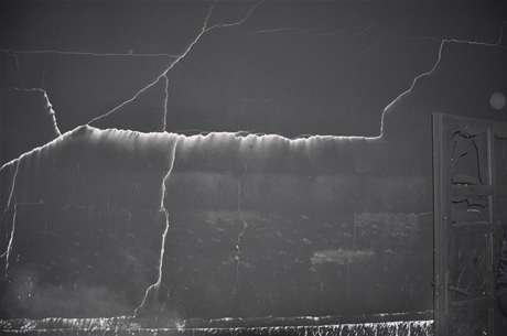Hakkarinin Yüksekova İlçesinde bir evin mutfağında piknik tüpünün patlaması sonucu çıkan yangında 5  kişi çeşitli yerlerinden yaralandı. 
