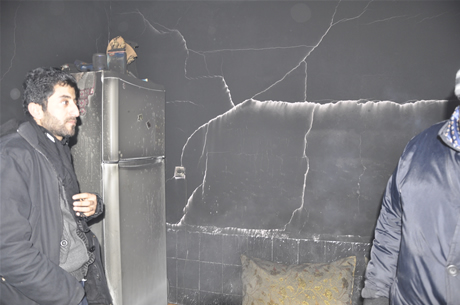 Hakkarinin Yüksekova İlçesinde bir evin mutfağında piknik tüpünün patlaması sonucu çıkan yangında 5  kişi çeşitli yerlerinden yaralandı. 