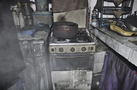 Hakkarinin Yüksekova İlçesinde bir evin mutfağında piknik tüpünün patlaması sonucu çıkan yangında 5  kişi çeşitli yerlerinden yaralandı. 