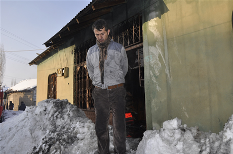 Hakkarinin Yüksekova İlçesinde bir evin mutfağında piknik tüpünün patlaması sonucu çıkan yangında 5  kişi çeşitli yerlerinden yaralandı. 