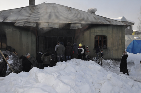 Hakkarinin Yüksekova İlçesinde bir evin mutfağında piknik tüpünün patlaması sonucu çıkan yangında 5  kişi çeşitli yerlerinden yaralandı. 