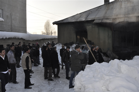 Hakkarinin Yüksekova İlçesinde bir evin mutfağında piknik tüpünün patlaması sonucu çıkan yangında 5  kişi çeşitli yerlerinden yaralandı. 