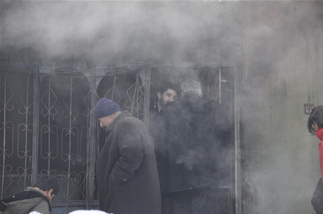 Hakkarinin Yüksekova İlçesinde bir evin mutfağında piknik tüpünün patlaması sonucu çıkan yangında 5  kişi çeşitli yerlerinden yaralandı. 