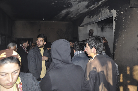 Hakkarinin Yüksekova İlçesinde bir evin mutfağında piknik tüpünün patlaması sonucu çıkan yangında 5  kişi çeşitli yerlerinden yaralandı. 