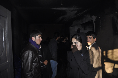 Hakkarinin Yüksekova İlçesinde bir evin mutfağında piknik tüpünün patlaması sonucu çıkan yangında 5  kişi çeşitli yerlerinden yaralandı. 