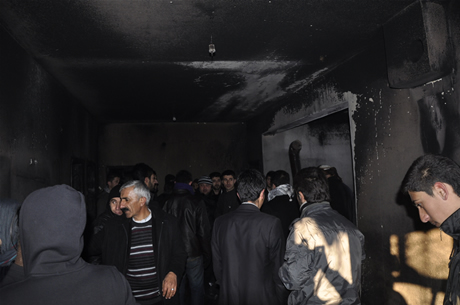 Hakkarinin Yüksekova İlçesinde bir evin mutfağında piknik tüpünün patlaması sonucu çıkan yangında 5  kişi çeşitli yerlerinden yaralandı. 