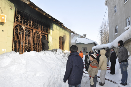 Hakkarinin Yüksekova İlçesinde bir evin mutfağında piknik tüpünün patlaması sonucu çıkan yangında 5  kişi çeşitli yerlerinden yaralandı. 
