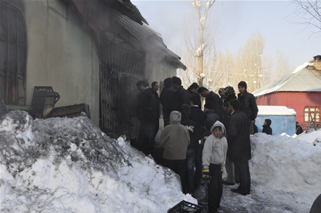 Hakkarinin Yüksekova İlçesinde bir evin mutfağında piknik tüpünün patlaması sonucu çıkan yangında 5  kişi çeşitli yerlerinden yaralandı. 