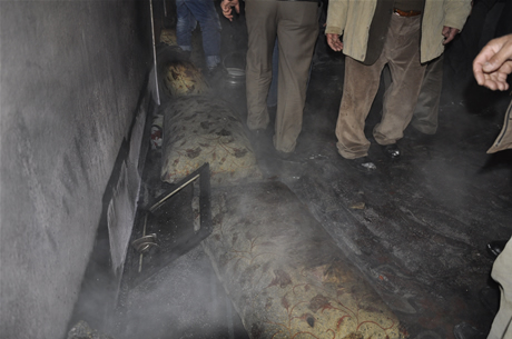 Hakkarinin Yüksekova İlçesinde bir evin mutfağında piknik tüpünün patlaması sonucu çıkan yangında 5  kişi çeşitli yerlerinden yaralandı. 