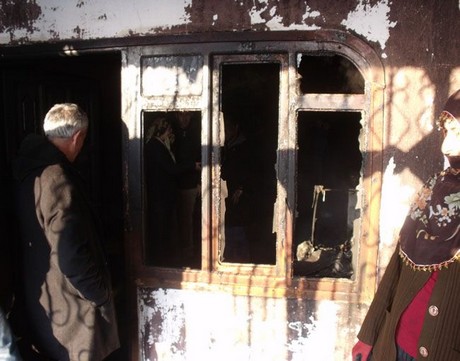 Hakkarinin Yüksekova İlçesinde bir evin mutfağında piknik tüpünün patlaması sonucu çıkan yangında 5  kişi çeşitli yerlerinden yaralandı. 