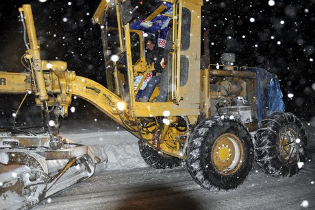 Hakkari ve ilçelerinde öğle saatlerinden beri etkili olan kar ve tipi hayatı olumsuz etkiliyor.