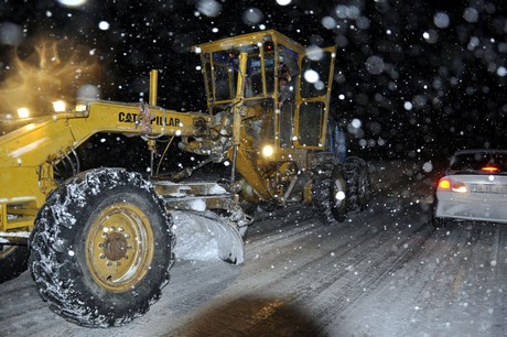Hakkari ve ilçelerinde öğle saatlerinden beri etkili olan kar ve tipi hayatı olumsuz etkiliyor.