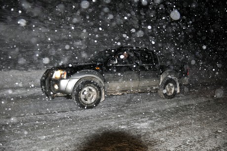 Hakkari ve ilçelerinde öğle saatlerinden beri etkili olan kar ve tipi hayatı olumsuz etkiliyor.