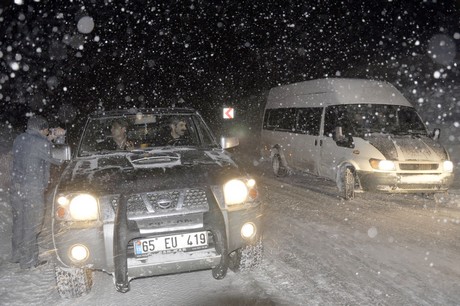 Hakkari ve ilçelerinde öğle saatlerinden beri etkili olan kar ve tipi hayatı olumsuz etkiliyor.